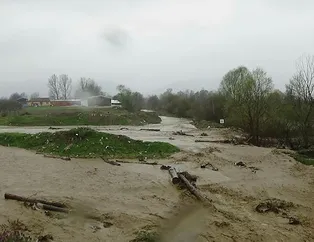 Aşırı yağış nedeniyle dereler taştı yollar kapandı