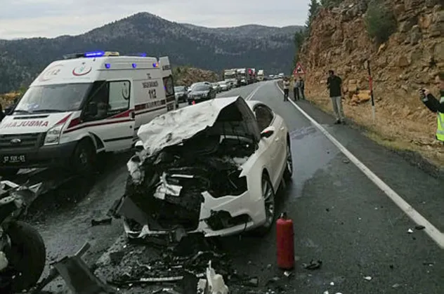 Antalya'da feci kaza! 4 ölü, 2 yaralı