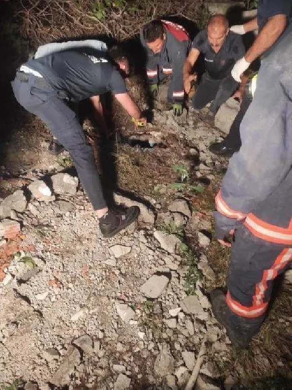 Ankara'da meyve toplamaya gittiği ormanda kuyuya düşen 65 yaşındaki kadını itfaiye ekipleri kurtardı-3