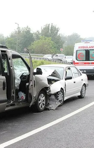 TEM Bağlantı yolunda feci kaza! Kafa kafaya çarpıştılar