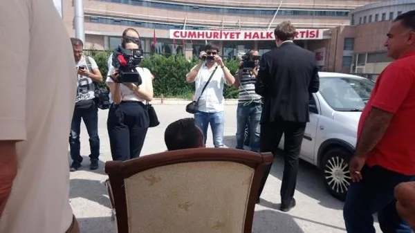 CHP Genel Merkezi önünde koltuklu eylem-2
