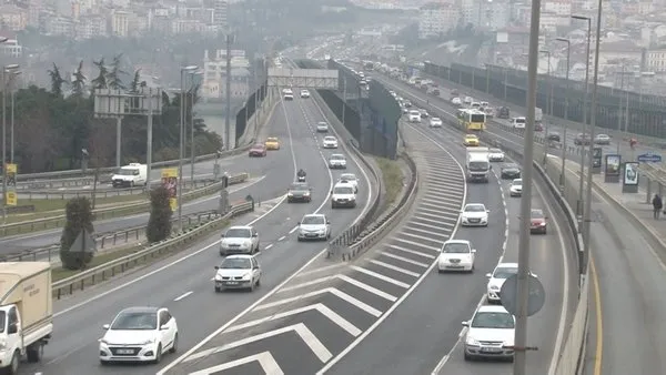 son-dakika-istanbul-trafik-durumu-kisitlama-kalkti-trafik-yogunlugu-yuzde-70e-dayandi-1615030956754.jpg