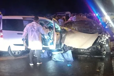Gaziantep'te iki otomobil kafa kafaya çarpıştı: 5 kişi hayatını kaybetti
