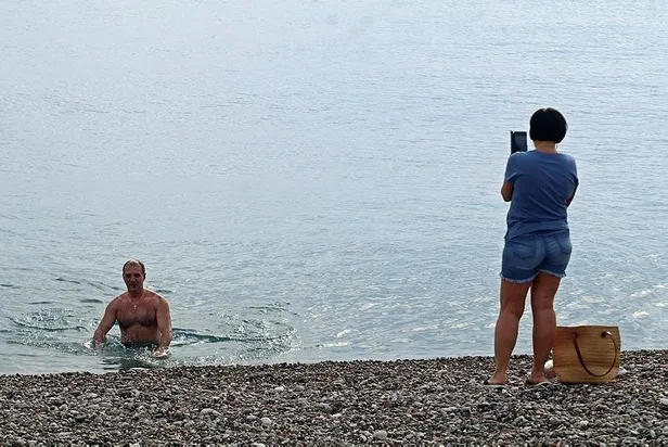 Antalya'da turistler yeni yılın ilk gününü denize girerek geçirdi-4