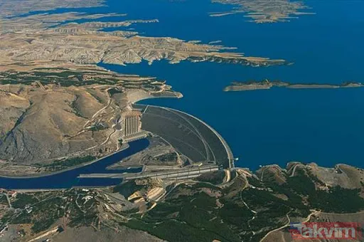 Dünyada ses getiren yatırımlar DSİ Genel Müdürlüğü, dünyada ses getiren tesisleri de hizmete aldı. Bu yatırımlardan bazıları şöyle: "BARAJLARIN EFENDİSİ"...