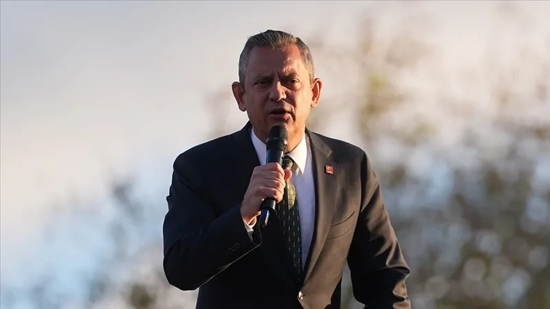 chpli-ozgur-ozele-nevsehirde-pankart-soku-yolsuzluk-ve-pavyon-gondermesi-gorunce-kuplere-mi-bindi-1775918053912.jpeg CHP'li Özgür Özel'i Nevşehir'de küplere bindiren pankart: Yolsuzluk ve pavyon göndermesi | "Nasıl izin verirsiniz?" çıkışı-4