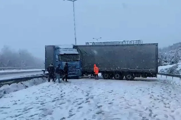 Kontrolden çıkan tır TEM'i ulaşıma kapattı