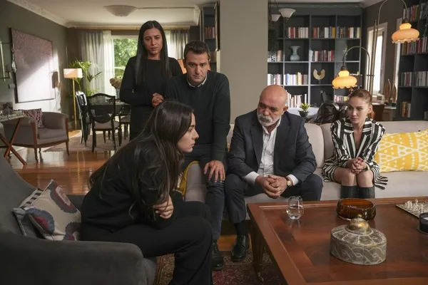 aldatmak-43-bolum-2-fragmani-yayinlandi-ben-sezai-beyin-kizini-hic-sevmedim-1698825082080.jpg Aldatmak 43. bölüm 2. fragmanı yayınlandı: Ben Sezai Bey’in kızını hiç sevmedim!-5