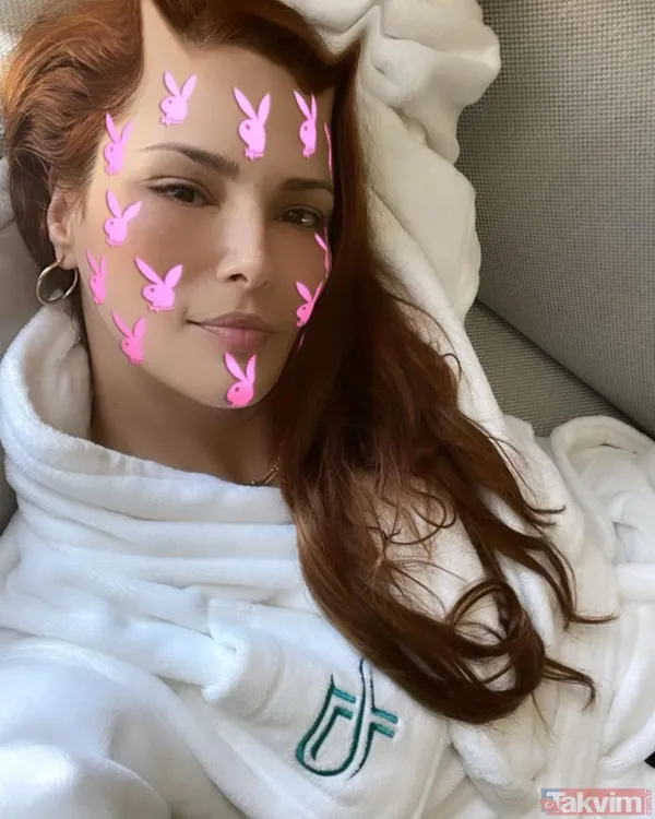 43’lük Mine Tugay bikinisiyle yatak odasından paylaştı! Yetmedi bornozuyla sere serpe uzanarak poz verdi! 20’liklere taş çıkardı - 8