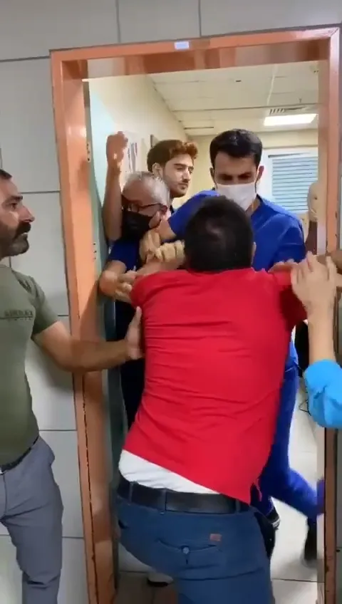 doktora-maske-saldirisi-cocuguma-bakacaksin-diyerek-uzerine-yurudu-1659594616244.jpg Doktora 'maske' saldırısı: 'Çocuğuma bakacaksın' diyerek üzerine yürüdü-2