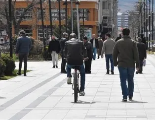 O ilçede yeni önlem! Artık 3 kişi yan yana yürüyemeyecek