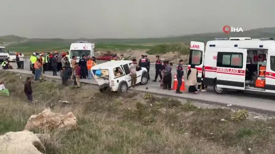 Sivas’ta iki ticari aracın çarpıştığı kazada ortalık savaş alanına döndü: 10 yaralı