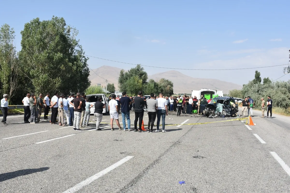 1787491167309.jpeg Van-Erciş kara yolunda can pazarı! Kamyonet ile hafif ticari araç çarpıştı: 2 ölü, 9 yaralı-5