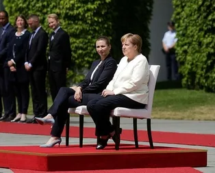 Merkel’in titremelerine sandalyeli çözüm