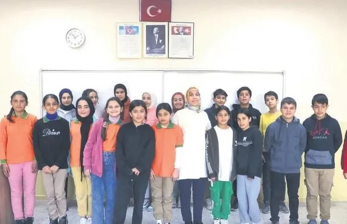 super-hizli-tren-mujdesi-ulastirma-bakani-abdulkadir-uraloglu-duyurdu-ankara-istanbul-arasi-80-dakikaya-inecek-1700803114970.jpeg Onlara ne kadar teşekkür etsek az! Yaşadıkları acıların üstünden öğrencileri ile geldiler! Fedakarlıkları takdir topladı-2