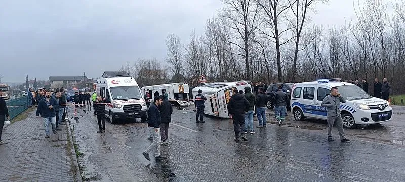 Bartın'da feci kaza! İşçi servislerinin çarpıştığı kazada 1 kişi öldü, 29 kişi yaralandı-4