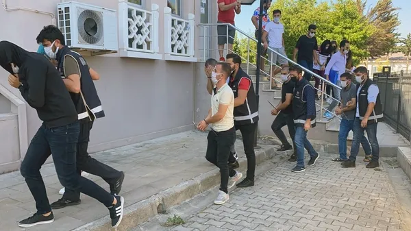 dolandiricilar-insanlari-feto-pdy-ile-korkutup-kendilerini-savci-polisiz-diye-tanitarak-3-milyon-tl-vurgun-yaptilar-1630655299439.jpg Dolandırıcılar, insanları FETÖ-PDY ile korkutup kendilerini savcı, polisiz diye tanıtarak 3 milyon TL vurgun yaptılar-3