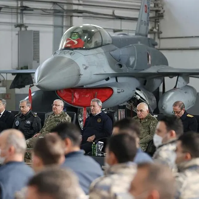 Milli Savunma Bakanı Akar AWACS uçağından Atina yönetimini uyardı: Akıllı olun! Yanlış hesap Ankaradan döner