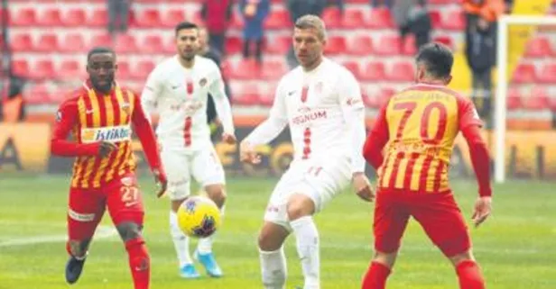 Podolski: Ligde kalan 8 maç mutlaka oynansın (Yurttan ve dünyadan spor gündemi)