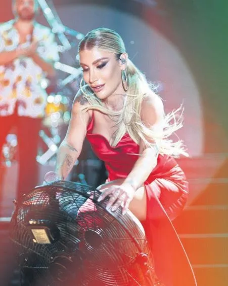 dunyaca-unlu-brezilyali-top-model-alessandra-ambrosio-turkiyeye-geldi-saklambac-haberleri-1661975766689.jpeg Dünyaca ünlü Brezilyalı top model Alessandra Ambrosio Türkiye'ye geldi! | Saklambaç haberleri-11