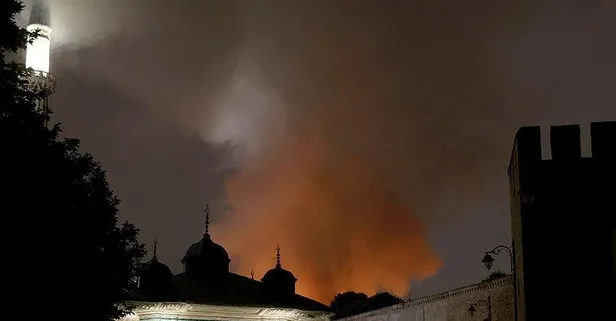 Topkapı Sarayı'nda alevler geceyi aydınlattı! Ağır maddi hasar meydana geldi