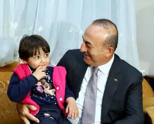 Bakan Çavuşoğlu’dan minik Özge’ye ziyaret