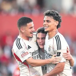 Jose Mourinho 3 puanla başladı