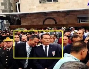 Ahlaksız adam, pişmiş kelle gibi sırıtıyor