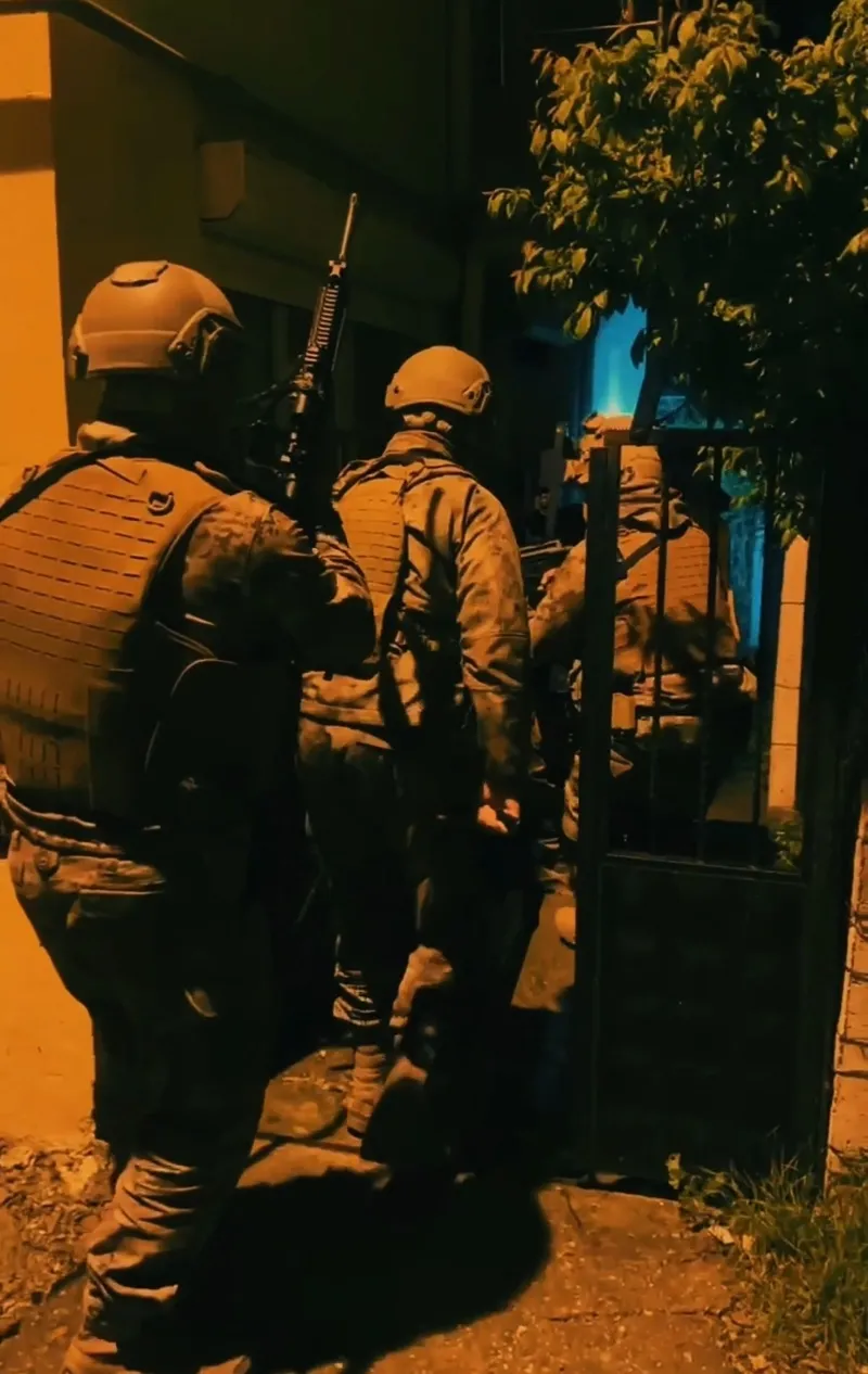 yalovada-deas-operasyonu-gozaltina-alinan-13-supheliden-4u-tutuklandi-1775934138966.jpeg Yalova’da DEAŞ operasyonu: Gözaltına alınan 13 şüpheliden 4'ü tutuklandı-4