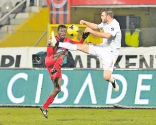 4 dakikada 3 puanı kaptı