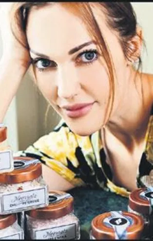 Meryem Uzerli kendi dükkanının reklamını yaptı