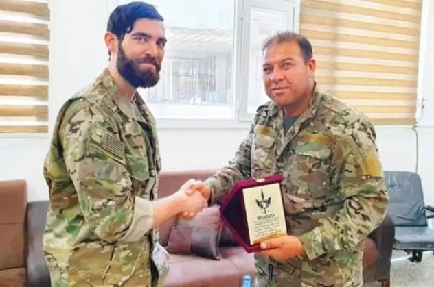 ABD ordusu teröristlere rütbe ve nişan dağıtıyor