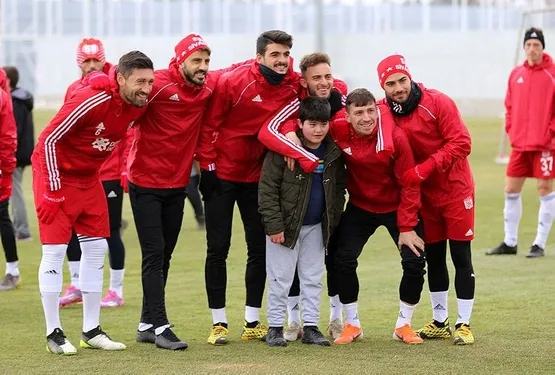 bu-yarisa-yurek-dayanmaz-1580779027390.jpeg Süper Lig 7 takımlı müthiş bir zirve mücadelesine sahne oluyor - 4