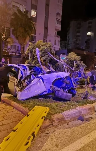 Antalya'da korkunç kaza! Genç sürücü hayatını kaybetti