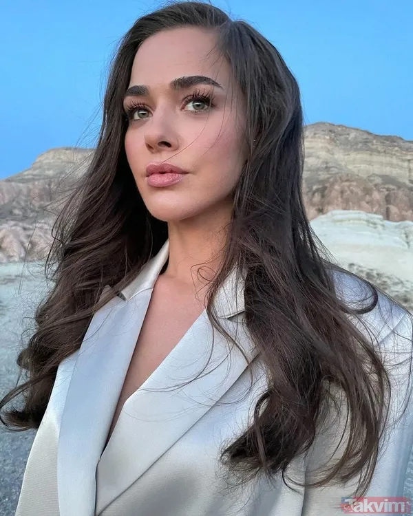 Bensu Soral yatak pozlarıyla ortalığı yıktı geçti! İddiasını konuşturan Bensu’ya bakın süper minisiyle sosyal medyaya damga vurdu - 2