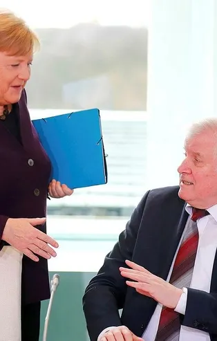 Almanya İçişleri Bakanı Seehofer, koronavirüs nedeniyle Merkel'in elini sıkmadı