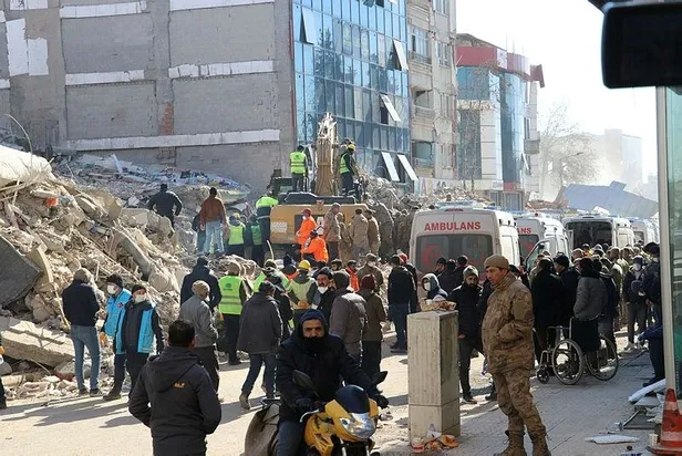 Adıyaman'da bir çift depremden 128 saat sonra enkazdan sağ çıkarıldı! Çiftin üç çocuklarının cansız bedenine ulaşıldı-1