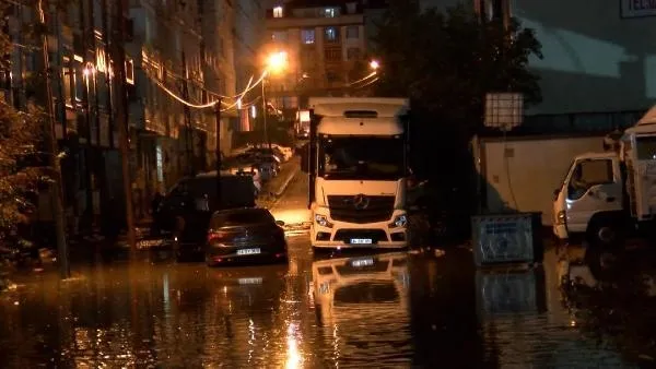 İstanbul'da sağanak sonrası trafik çilesi! Meteorolojiden peş peşe uyarılar: Kuvvetli yağış ve rüzgara dikkat-4