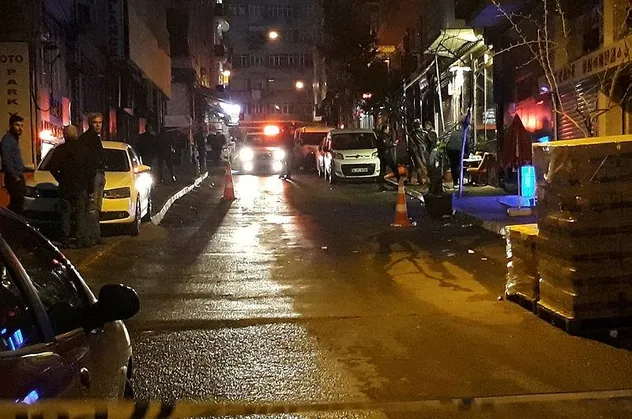 Fatih'te bir polis iş yeri güvenlik görevlisini bacağından vurdu