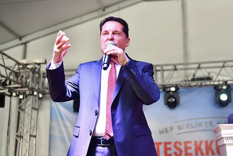 DEM destekli Özer selefine savaş açtı