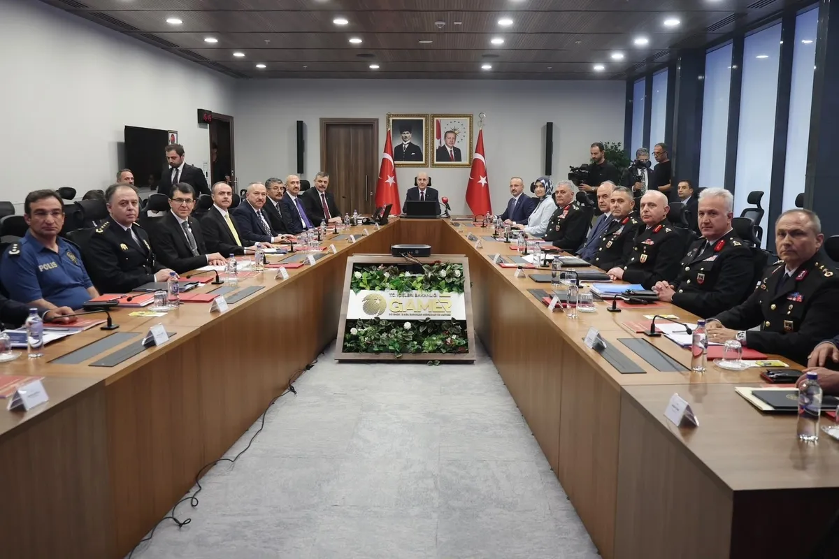 terorsuz-turkiye-surecinde-kritik-toplanti-basladi-81-ilin-valisi-ve-kolluk-komutanlari-zirvede-1786541826273.jpeg 81 il valisi Terörsüz Türkiye için toplandı! Kritik zirvede net mesaj: Silah tamamen devreden çıkacak-3