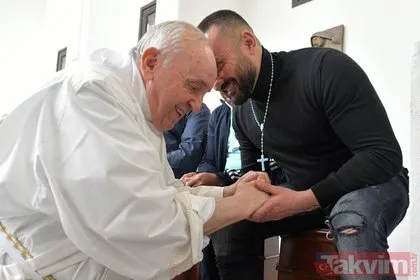 Papa hapishanede ayak öptü! Hizmet eden ilk kişiler olmalıyız