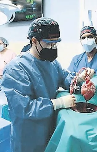 Domuzdan alınan kalp kapakçığı ile yaşama dönen Ceren Toker kalp nakliyle ilgili konuştu..." Çok heyecanlandım..."