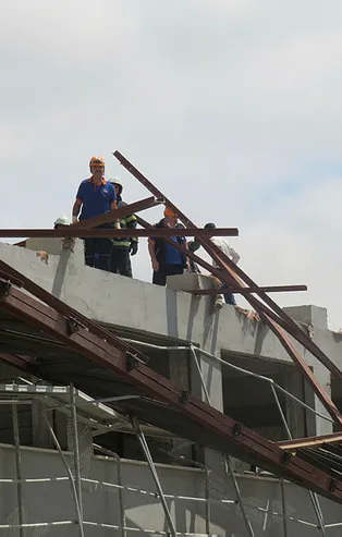 Spor salonu inşaatında feci olay! Çelik platformun altında can verdi