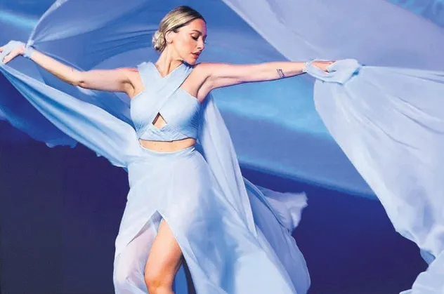 Hadise mavi elbisesi ile beğeni topladı! Gören dönüp bir daha baktı