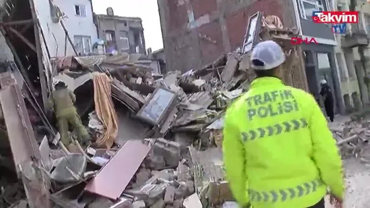 İstanbul Fatih'te metruk bina çöktü | VİDEO