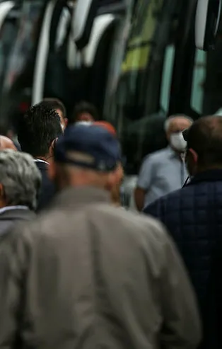 Tam kapanmanın bitmesine saatler kala otogarda dönüş yoğunluğu başladı! Biletler tükendi...