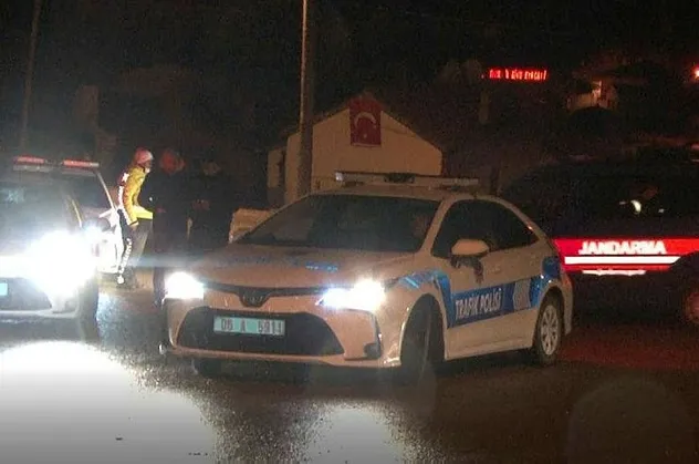 Lastiği patlayan bir kişi yardımına gelen trafik polisinin aracını alarak kaçtı!