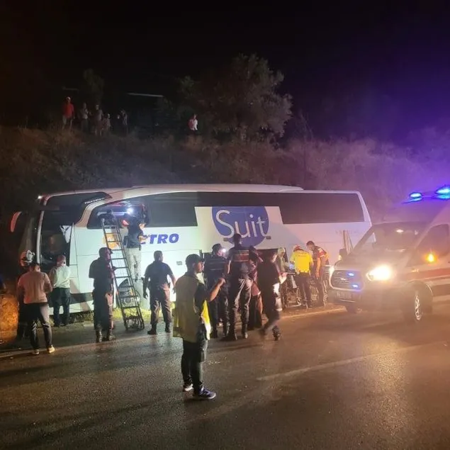 Yolcu otobüsü yoldan çıktı!