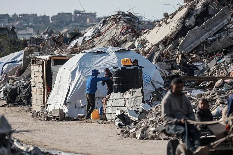 Gazze'de ateşkes anlaşmasının yürürlüğe girmesinin ardından günlük yaşam zor şartlar altında devam ediyor. (AA)
